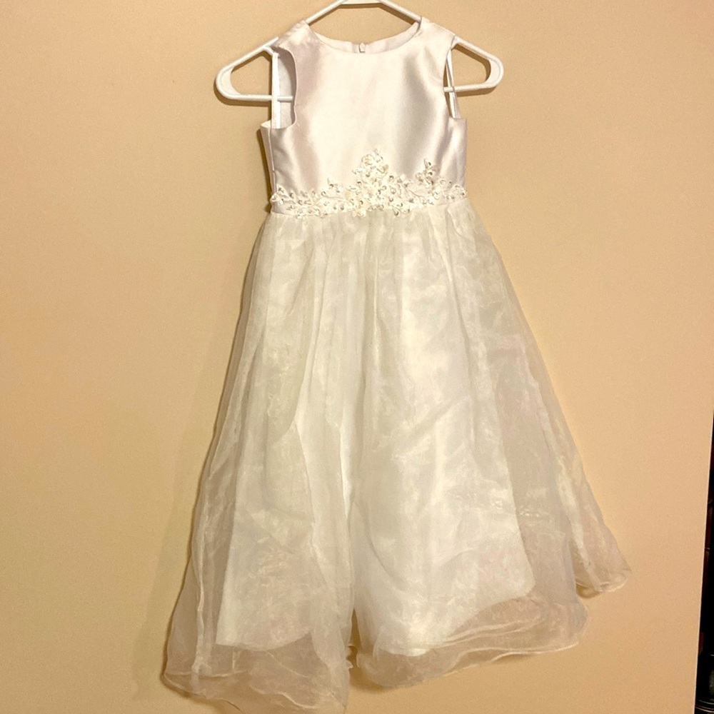 Girl’s white flower girl confirmation dress
Size 7-8
Worn once